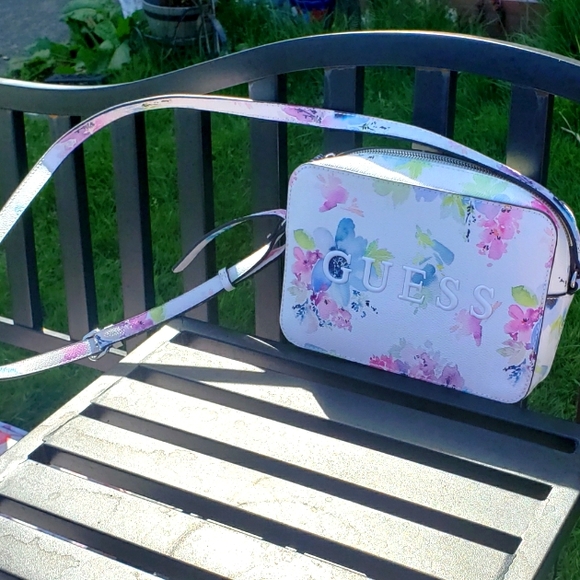 Guess Handbags - GUESS FLORAL CROSSBODY EUC.